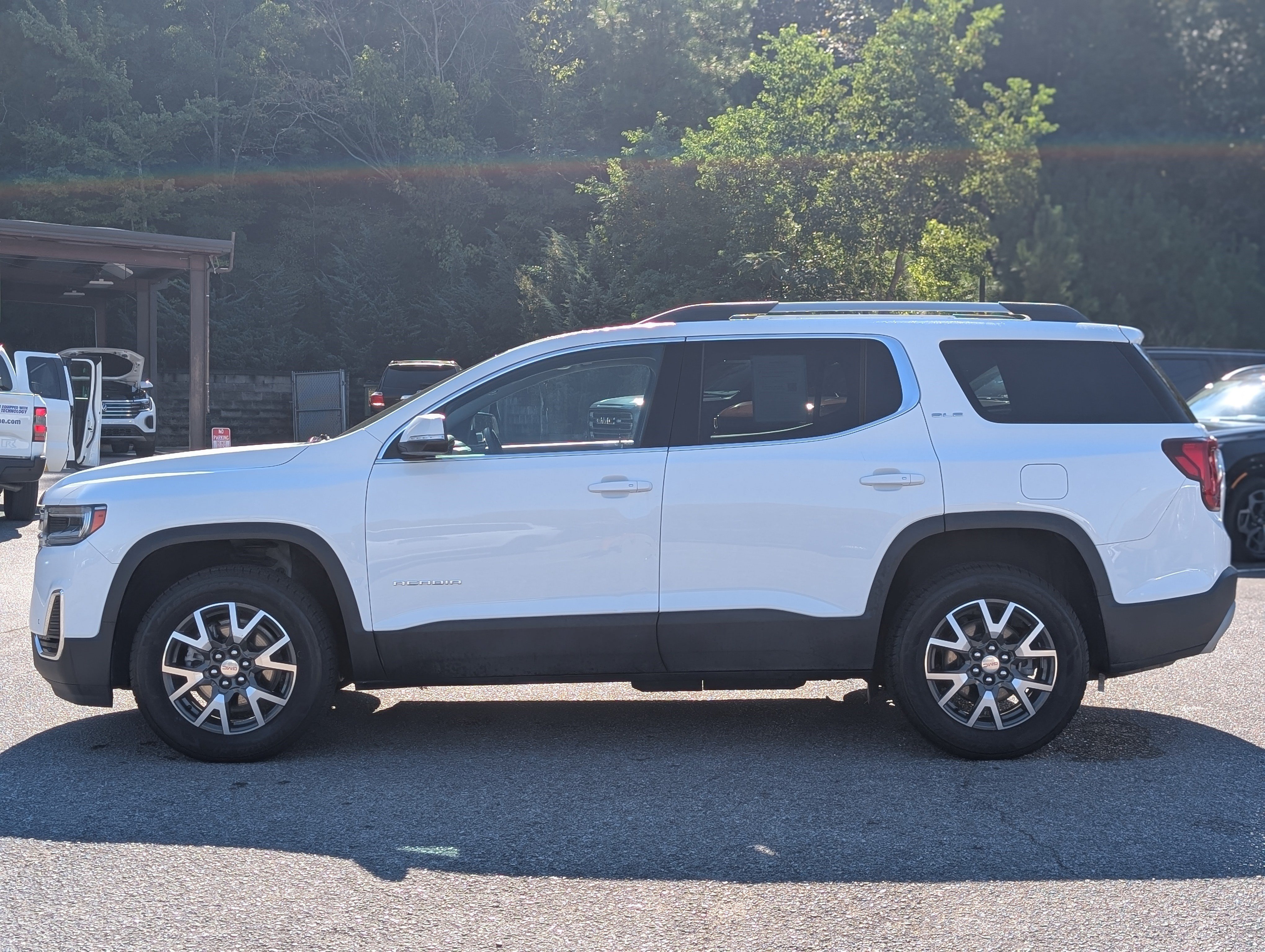 Used 2022 GMC Acadia SLE w/ Driver Convenience Package FWD image 6