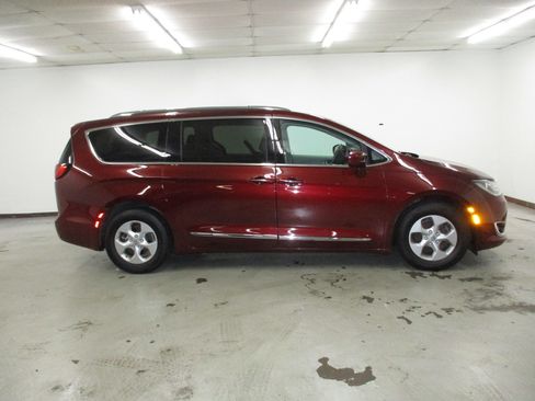 Used 2017 Chrysler Pacifica Touring-L Plus FWD image 8