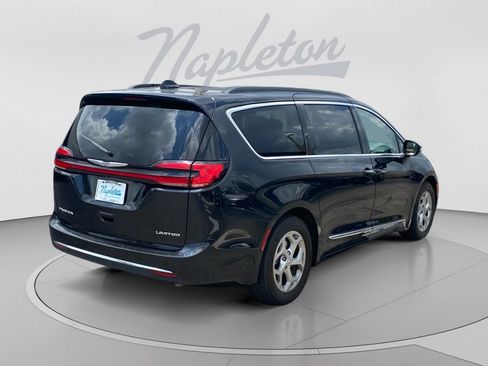 Used 2023 Chrysler Pacifica Limited FWD image 8