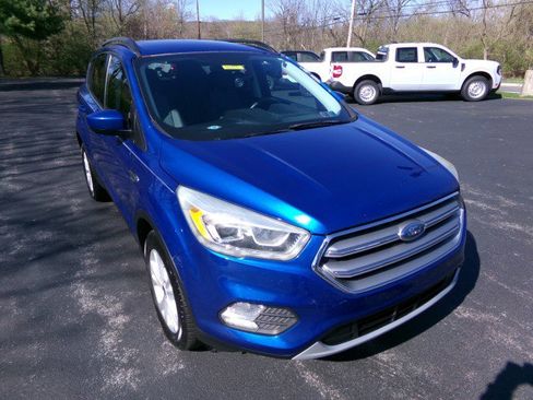 Used 2017 Ford Escape SE w/ Equipment Group 201A image 2