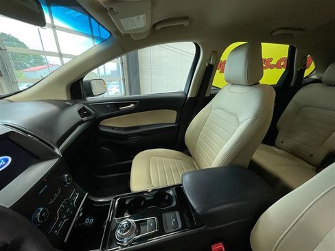 Used 2020 Ford Edge SE FWD image 12