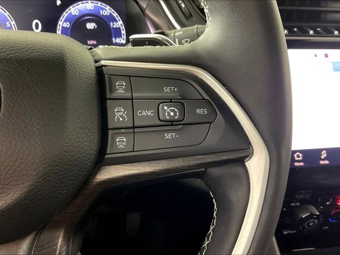 Used 2023 Jeep Grand Cherokee L Limited AWD/4WD image 13