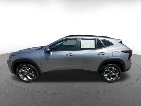 Used 2025 Chevrolet Trax LT FWD image 8