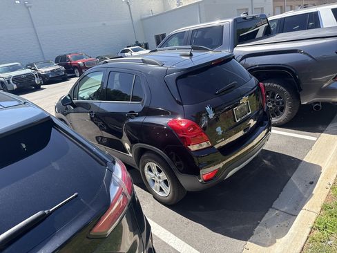 Used 2021 Chevrolet Trax LT w/ LT Convenience Package FWD image 10