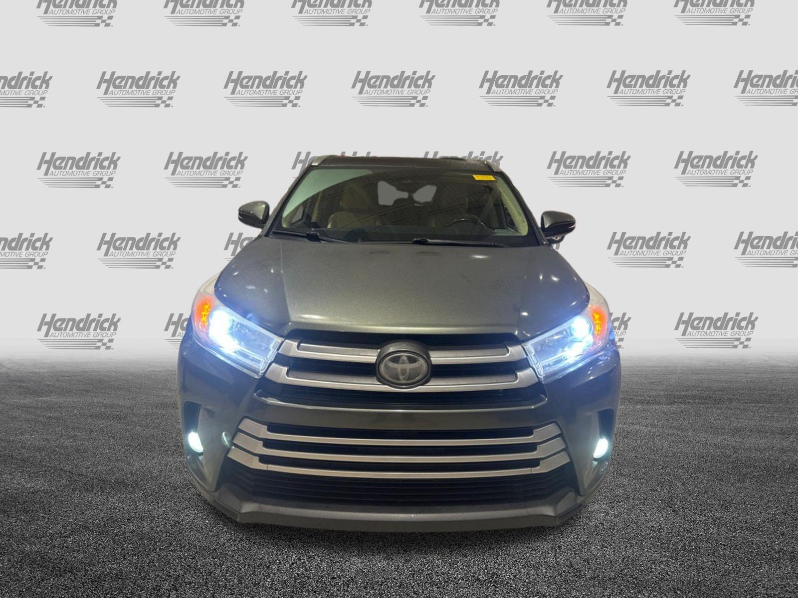 Used 2018 Toyota Highlander XLE FWD image 2