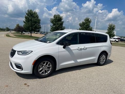 Used 2025 Chrysler Pacifica Select FWD image 5