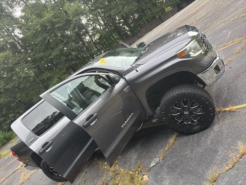 Used 2018 Toyota Tundra SR5 w/ SR5 Upgrade Package AWD/4WD image 25
