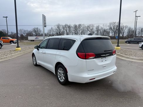 Used 2023 Chrysler Voyager LX image 4