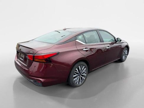 Used 2024 Nissan Altima 2.5 SV FWD image 3
