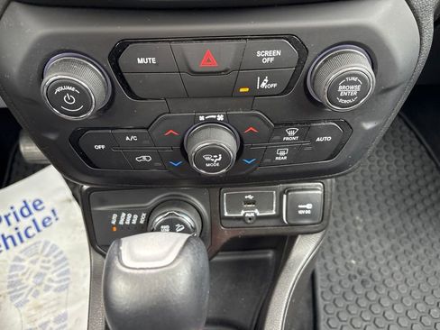 Used 2022 Jeep Renegade Trailhawk w/ Sun/Sound Group AWD/4WD image 36