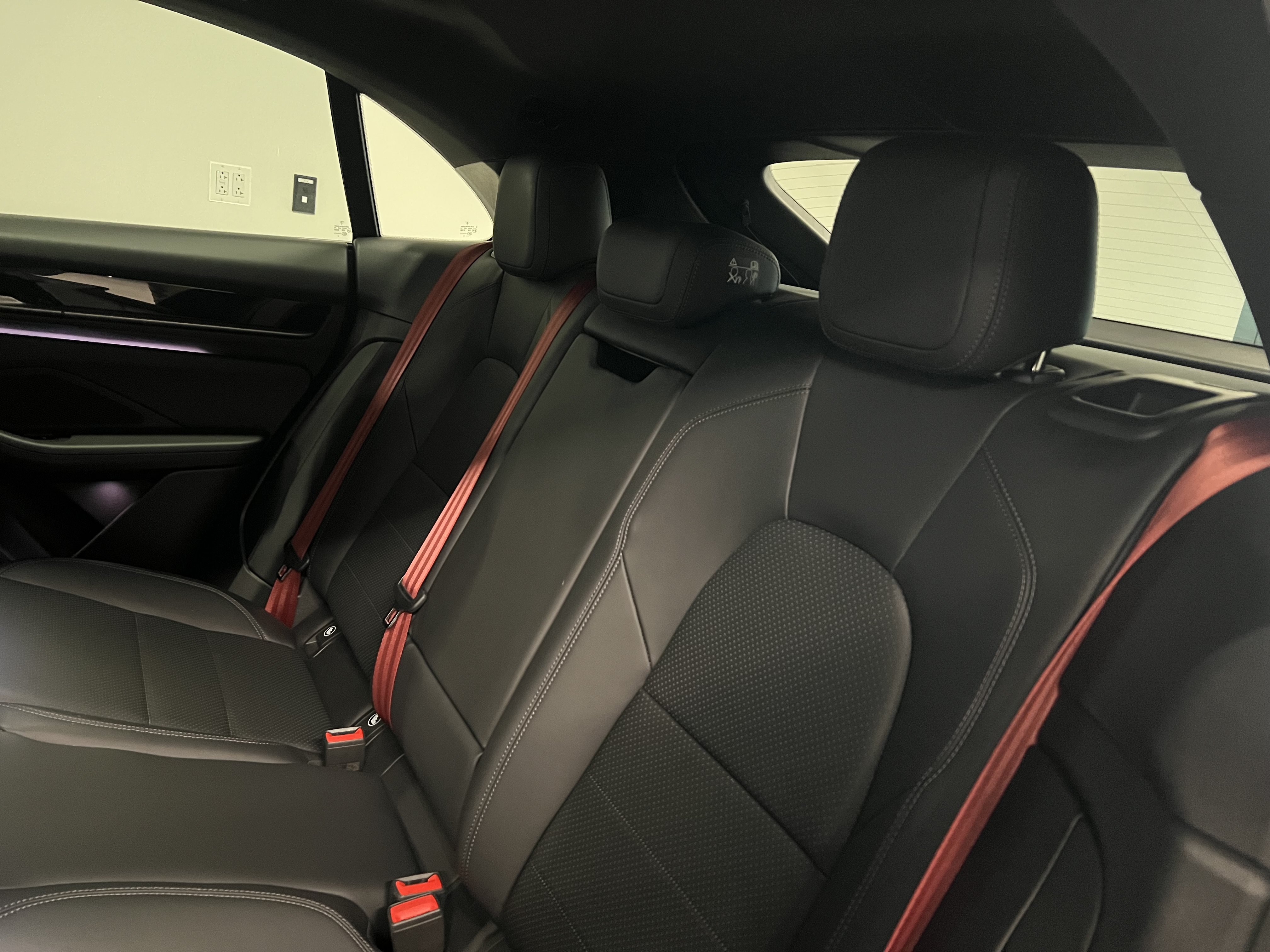 Used 2025 Porsche Macan Electric RWD image 22