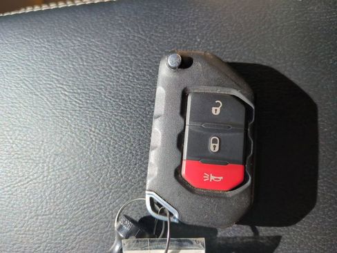 Used 2018 Jeep Wrangler Unlimited Rubicon image 32