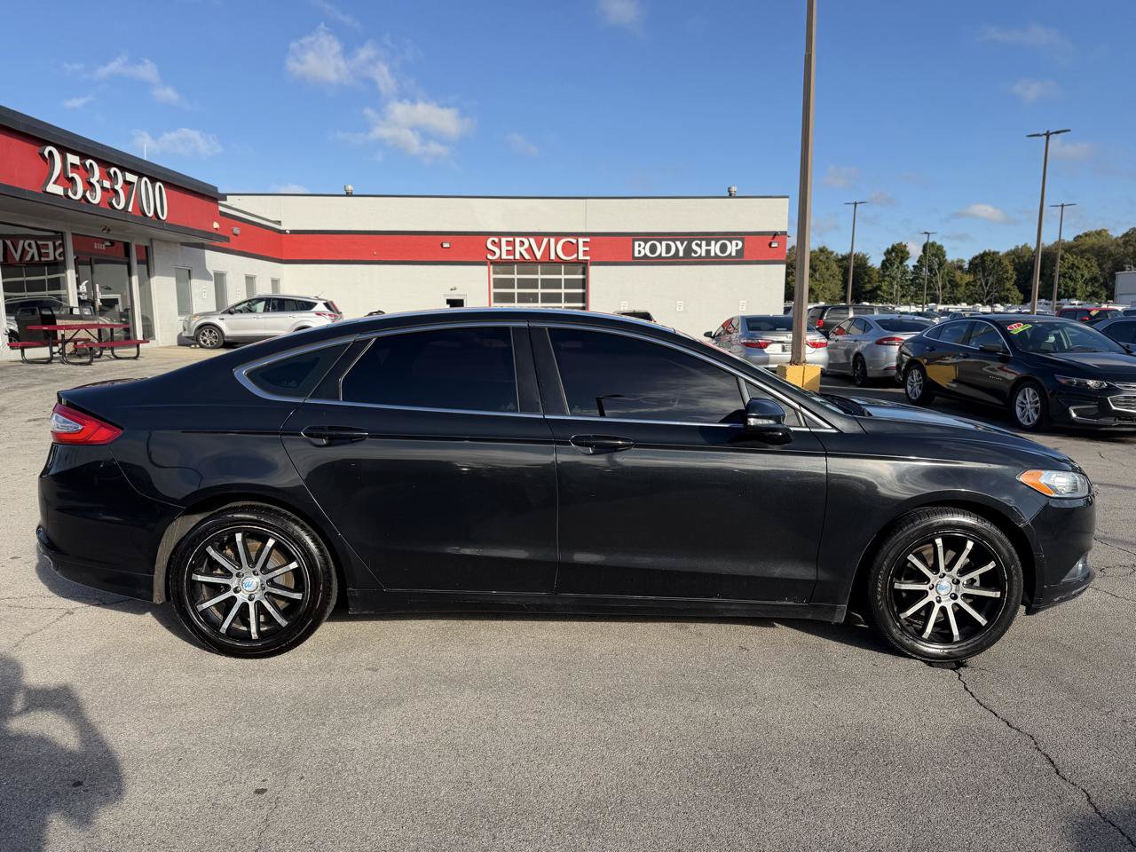 Used 2014 Ford Fusion SE w/ Equipment Group 202A FWD image 2