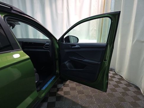 Used 2025 Volkswagen Taos SE image 33