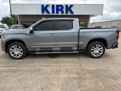 Used 2024 Chevrolet Silverado 1500 High Country w/ Technology Package AWD/4WD image 2