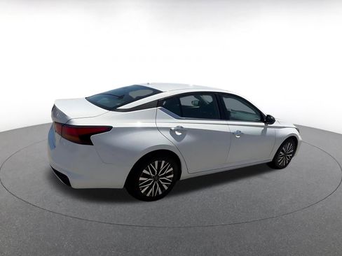 Used 2025 Nissan Altima 2.5 SV FWD image 14