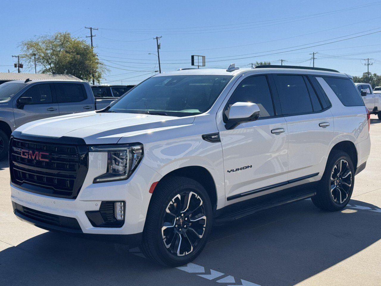 Used 2023 GMC Yukon SLT w/ SLT Premium Package AWD/4WD image 2