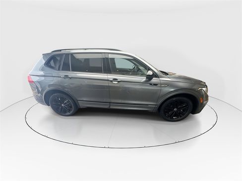 Used 2022 Volkswagen Tiguan SE R-Line image 9