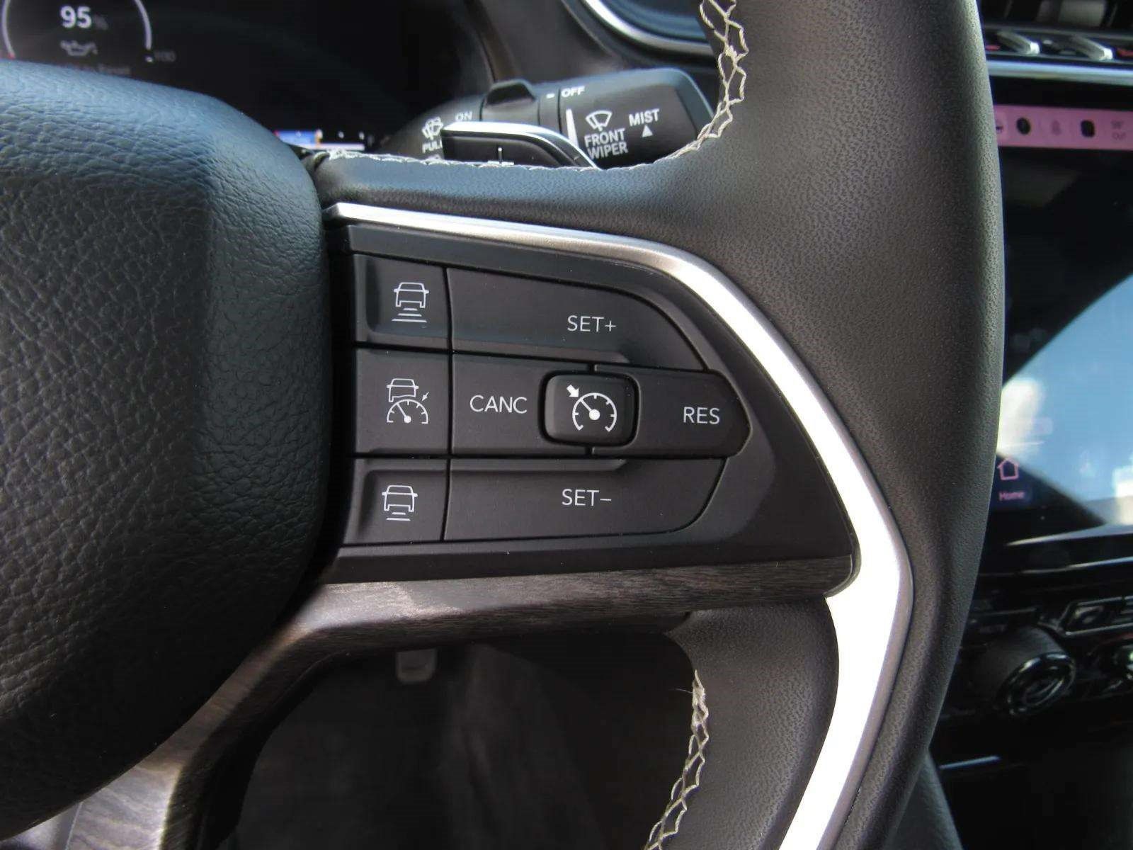 Used 2025 Jeep Grand Cherokee L Limited AWD/4WD image 26