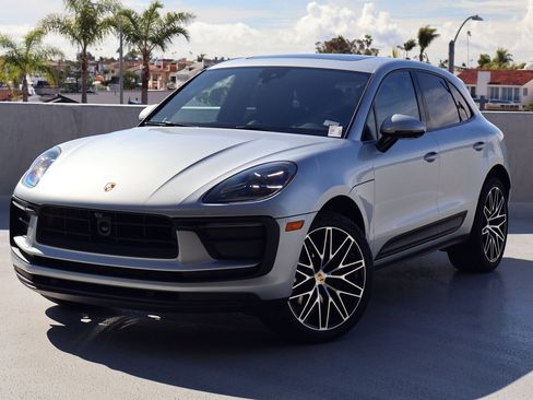 Certified 2025 Porsche Macan image 1