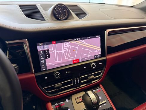 Certified 2024 Porsche Macan S AWD/4WD image 23