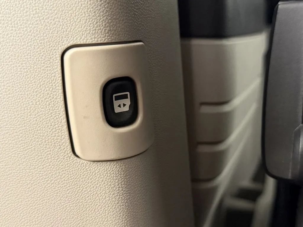 Used 2009 Dodge Grand Caravan SXT w/ Entertainment Group 2 FWD image 28
