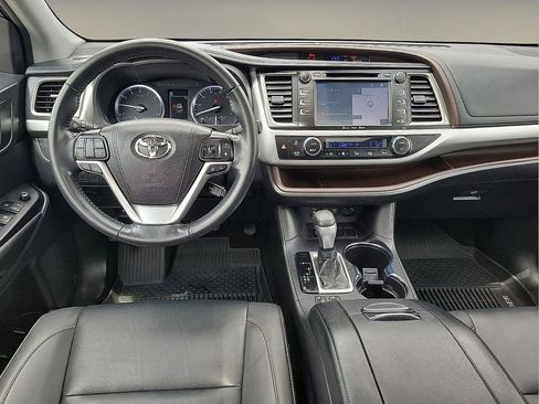 Used 2019 Toyota Highlander XLE FWD image 11