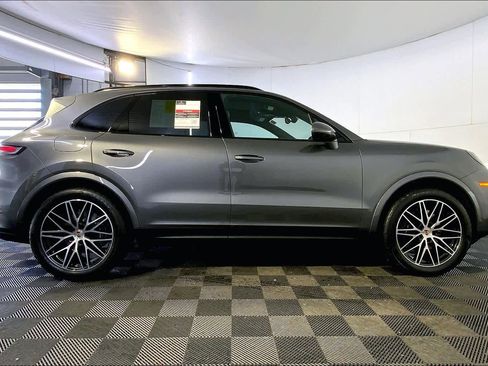 Used 2025 Porsche Cayenne image 8