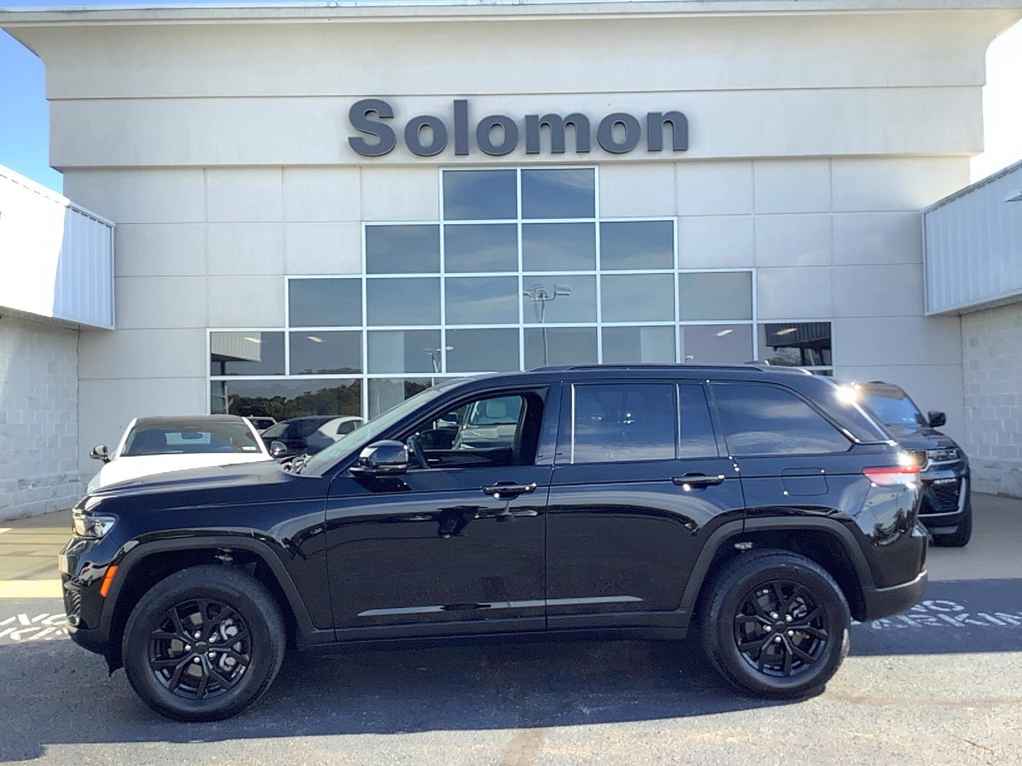 Certified 2025 Jeep Grand Cherokee Altitude AWD/4WD image 1