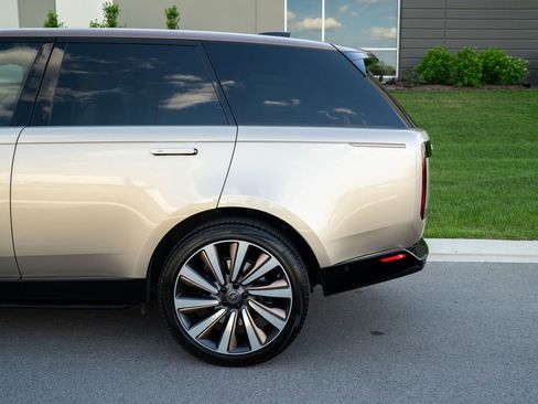 Used 2023 Land Rover Range Rover SV AWD/4WD image 42