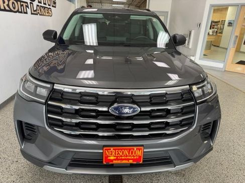 Used 2025 Ford Explorer Active AWD/4WD image 3