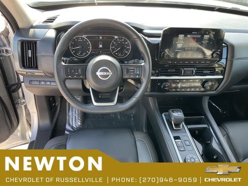 Used 2025 Nissan Pathfinder SL AWD/4WD image 25