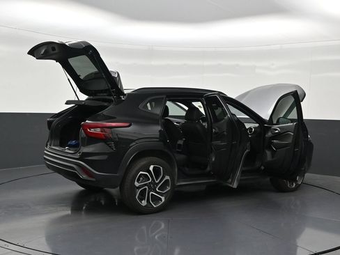 Used 2025 Chevrolet Trax RS w/ Sunroof Package FWD image 32