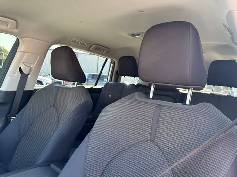 Used 2022 Toyota Highlander L FWD image 3