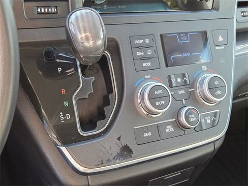 Used 2017 Toyota Sienna SE image 24