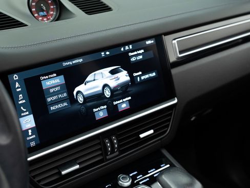 Used 2021 Porsche Cayenne GTS image 27