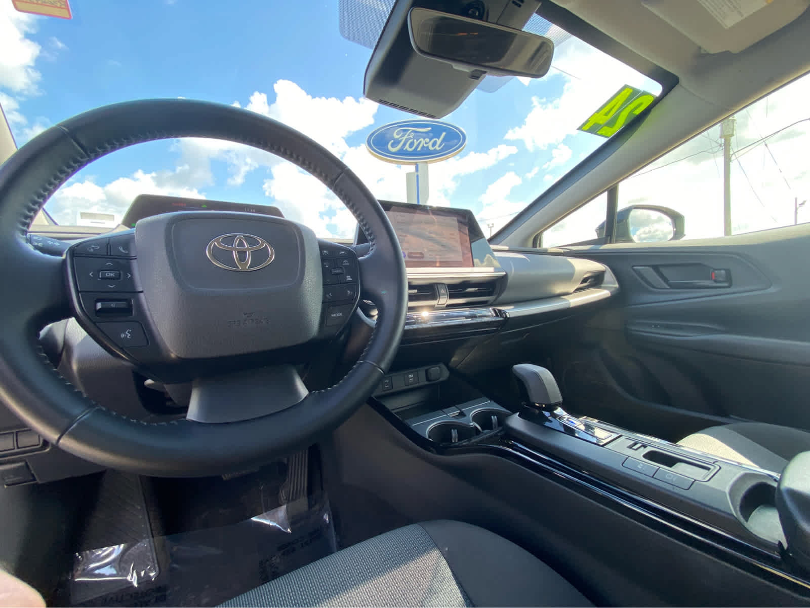 Used 2024 Toyota Prius LE FWD image 18