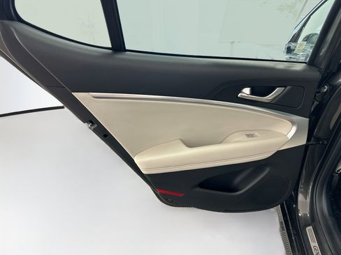 Used 2025 Genesis G70 2.5T AWD/4WD image 27