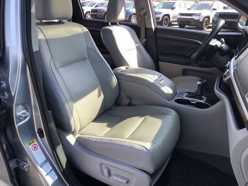 Used 2015 Toyota Highlander Limited Platinum AWD/4WD image 25