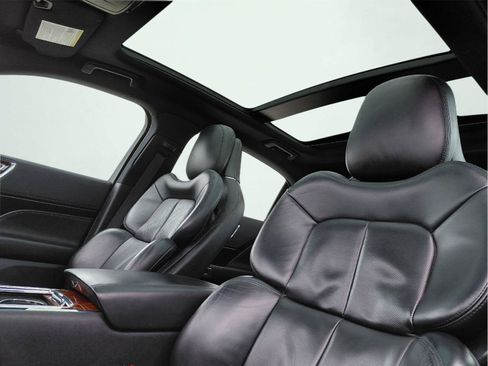 Used 2018 Lincoln Continental Reserve AWD/4WD image 3