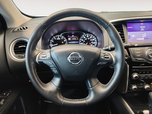 Used 2020 Nissan Pathfinder SV image 17