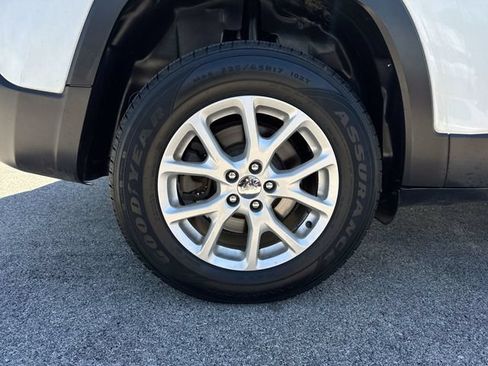 Used 2017 Jeep Cherokee Latitude w/ Cold Weather Group AWD/4WD image 31