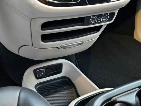 Used 2023 Chrysler Pacifica Touring-L image 36