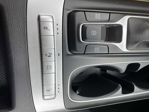 Used 2024 Kia Carnival LX FWD image 14