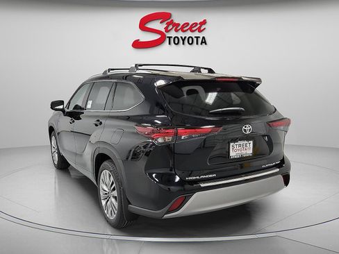 New 2026 Toyota Highlander Platinum AWD/4WD image 2