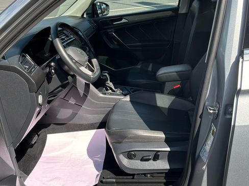 Used 2022 Volkswagen Tiguan SE w/ Panoramic Sunroof Package AWD/4WD image 12