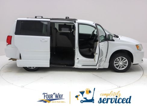 Used 2014 Dodge Grand Caravan SXT w/ Rear Park Assist Package FWD image 4