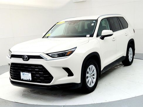 Certified 2024 Toyota Grand Highlander XLE image 2