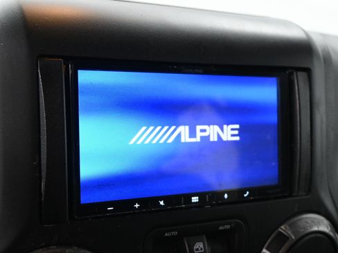 Used 2018 Jeep Wrangler Sport image 11