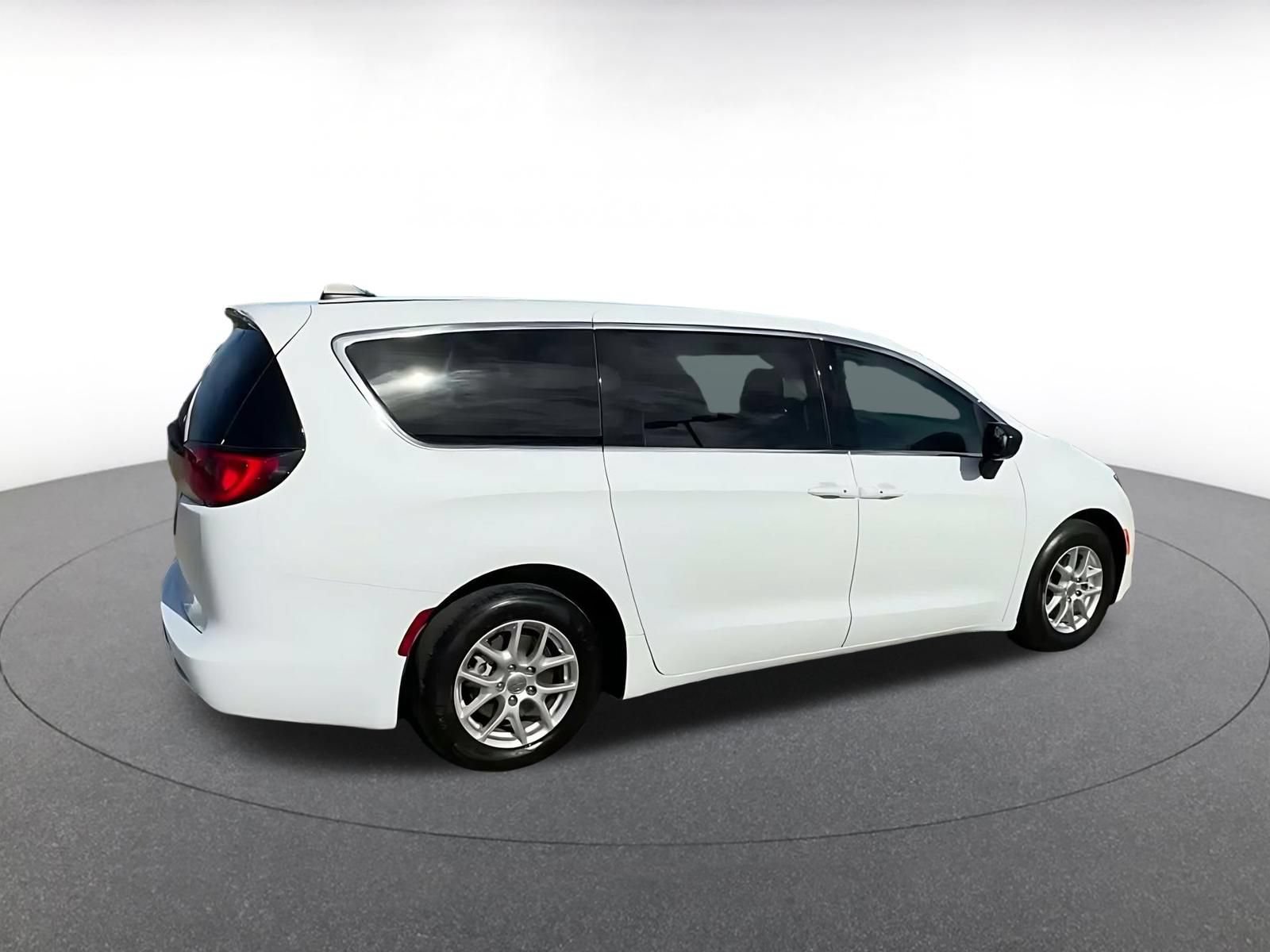 Used 2024 Chrysler Voyager LX FWD image 14